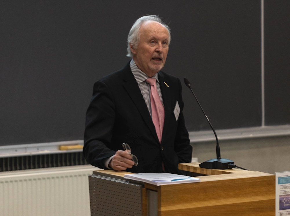 Mies puhuu seminaarissa