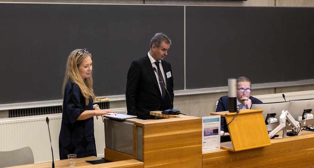 Nainen asettuu puhujan paikalle seminaarissa