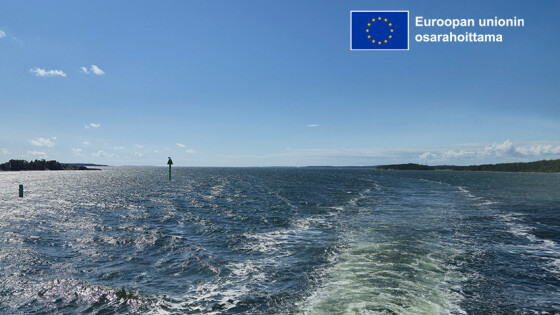 Aava merimaisemaa, saaria horisontissa, meressä peräaallot ja merimekkejä, oikeassa yläkulmassa EU-lipputunnus Euroopan unionin osarahoittama
