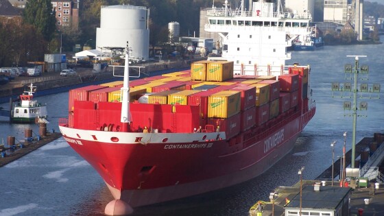 Konttilaiva Kielin kanavassa