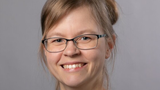 Nainen kuvattuna studiossa.