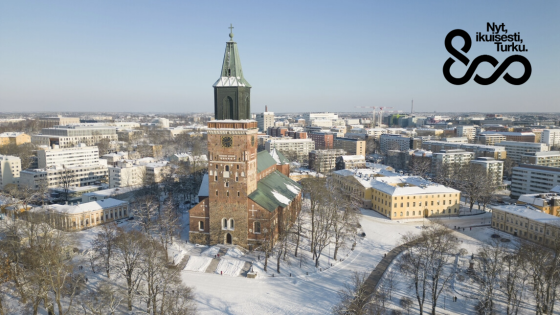 Talvinen ilmakuva Turun tuomiokirkosta, ja kuvan päällä oikeassa yläkulmassa Turku 800 -tunnus