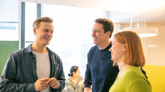 Työntekijät keskustelemassa