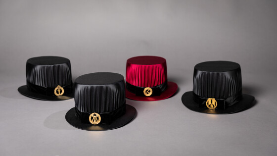 neljä tohtorinhattua.