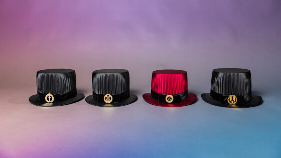 Neljä tohtorinhattua.