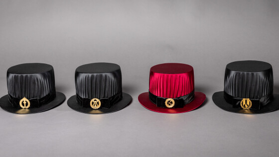 Tohtorinhatut rivissä.