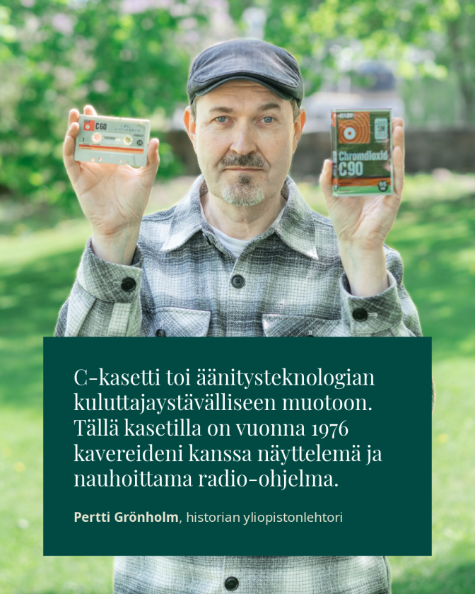 C-kasetti toi äänitysteknologian kuluttajaystävälliseen muotoon. Tällä kasetilla on vuonna 1976 kavereideni kanssa näyttelemä ja nauhoittama radio-ohjelma. Pertti Grönholm, historian yliopistonlehtori