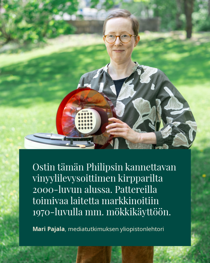Ostin tämän Philipsin kannettavan vinyylilevysoittimen kirpparilta 2000-luvun alussa. Pattereilla toimivaa laitetta markkinoitiin 1970-luvulla mm. mökkikäyttöön. Mari Pajala, mediatutkimuksen yliopistonlehtori
