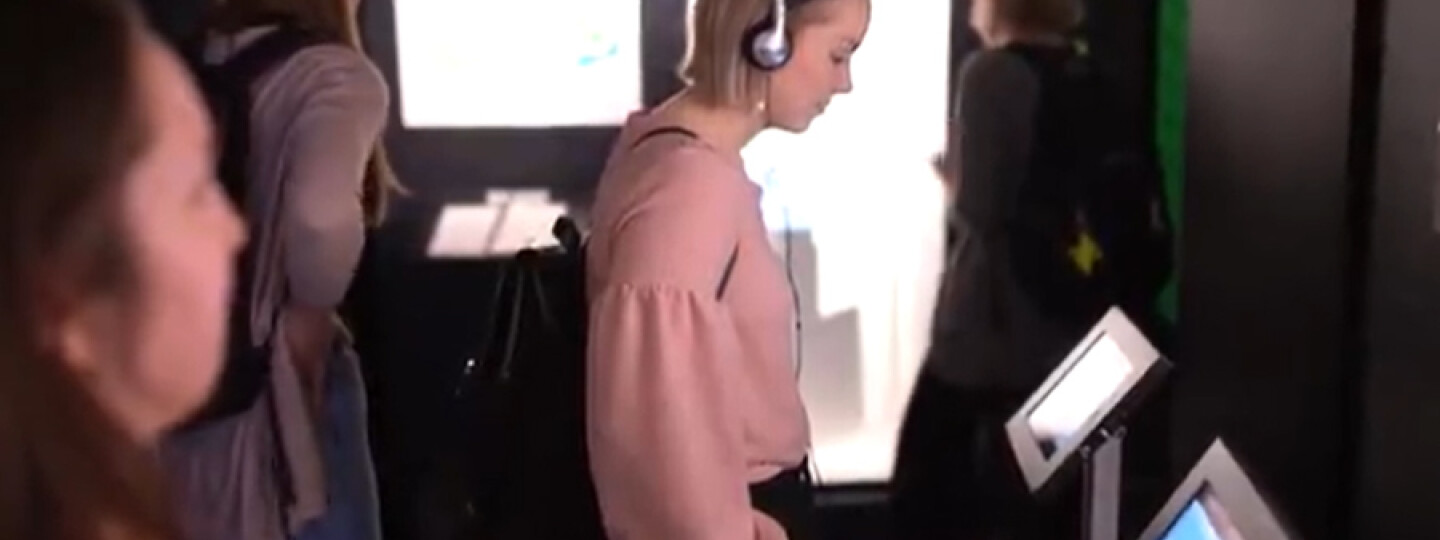 Tyttö kuuntelee musiikkia tapletilta.