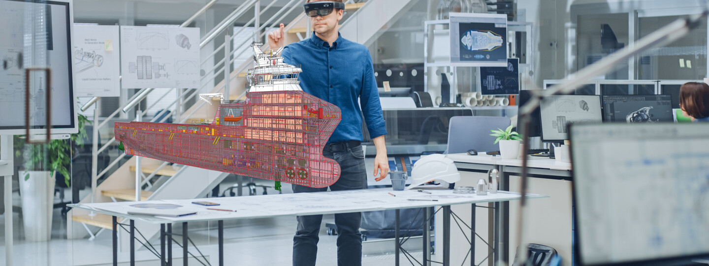 Mies käyttämässä VR-laseja laivanrakennustoimistossa.
