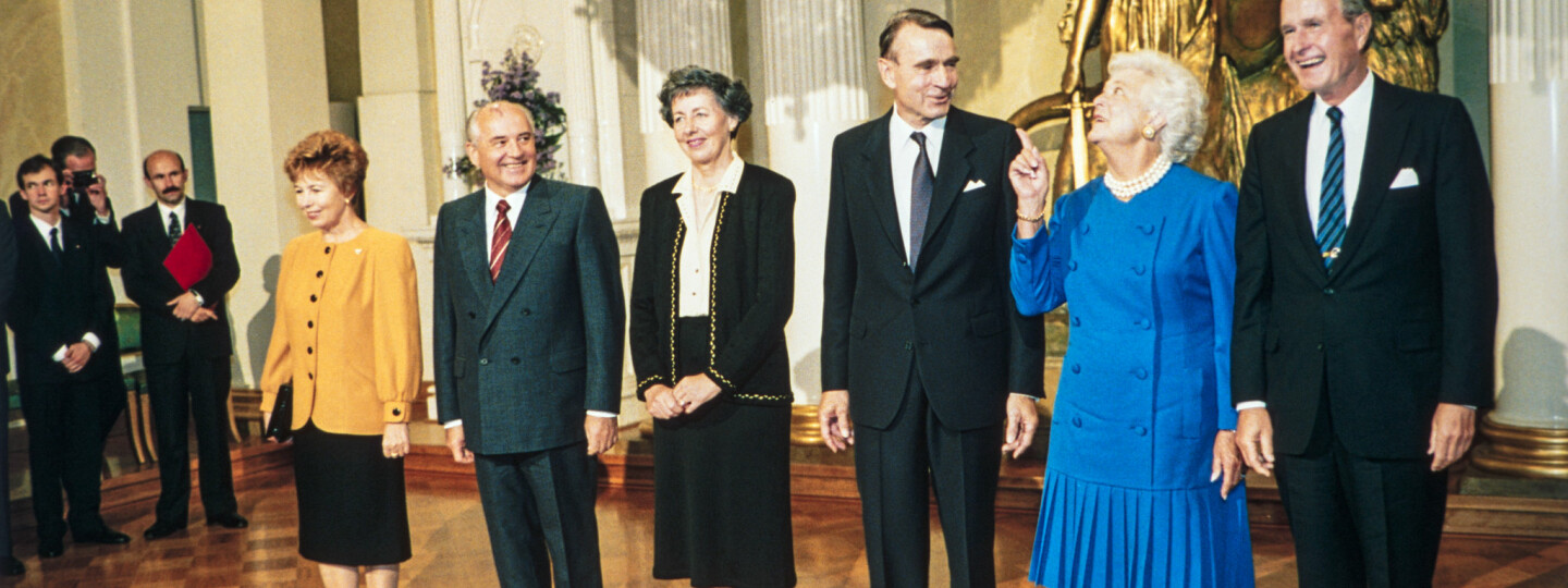 Presidentinlinnan suuressa salissa Neuvostoliiton johtaja Mihail Gorbatsov, Suomen presientti Mauno Koivisto ja Yhdyevaltain presidentti George Bush puolisoineen.