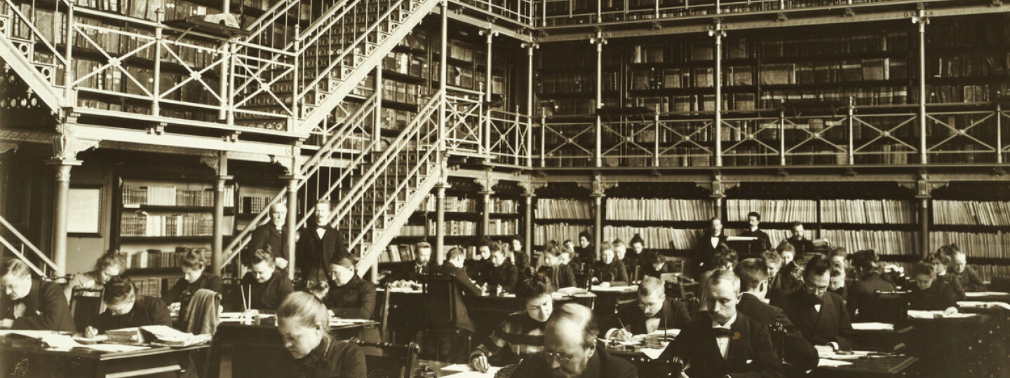 Valkovalokuva ihmisistä Valtionarkiston tutkijasalissa vuonna 1901