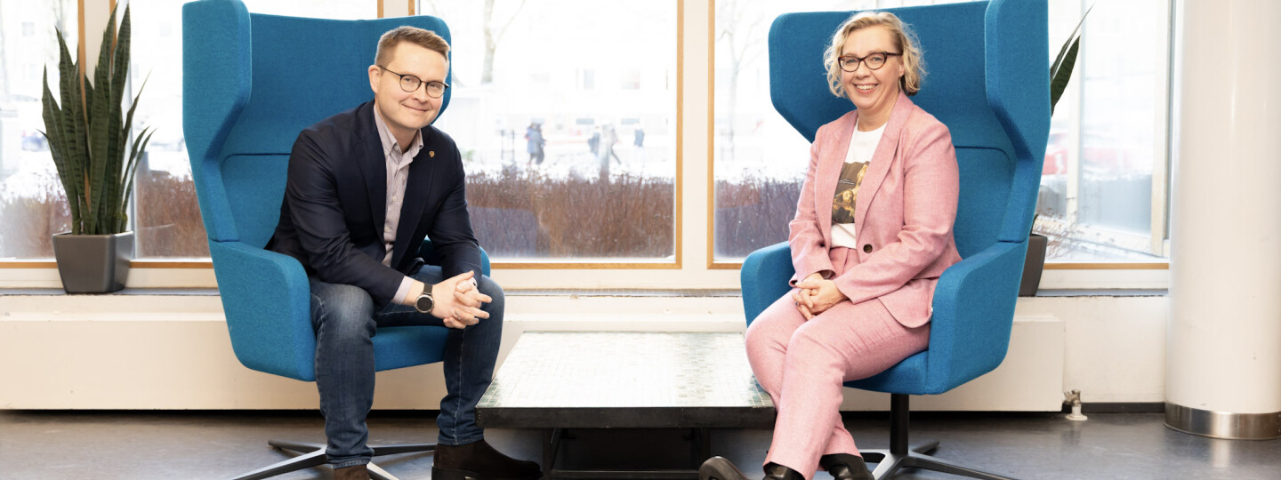 Matti Mäntymäki ja Jonna Järveläinen Turun kauppakorkeakoulun aulassa.