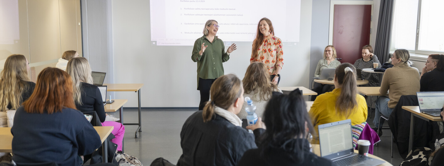 Varhan opetussuunnittelijat Satu Lieskivi (vas.) ja Reetta Lindfors tutustuivat Turun AMK:n sosiaalialan opetukseen huhtikuisessa TET-päivässä.