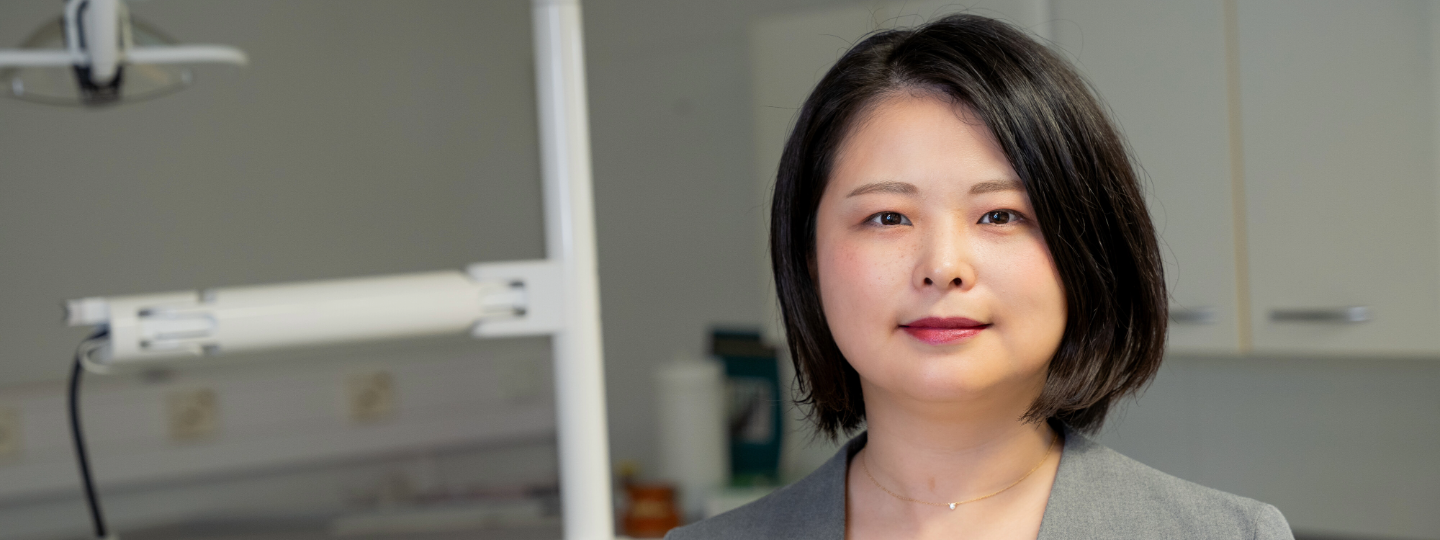 Mika Kajima lähikuvassa hammaslääkärin vastaanottohuoneessa.