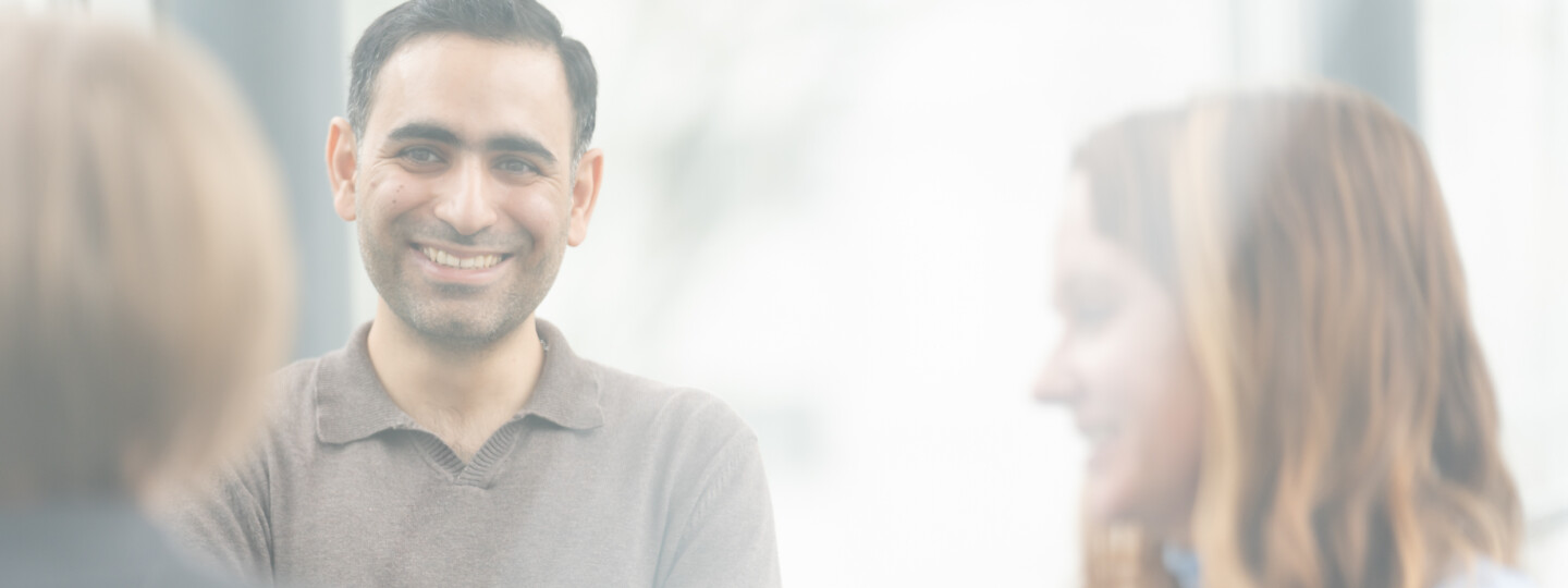 Henkilökuntaa käytävällä keskustelemassa