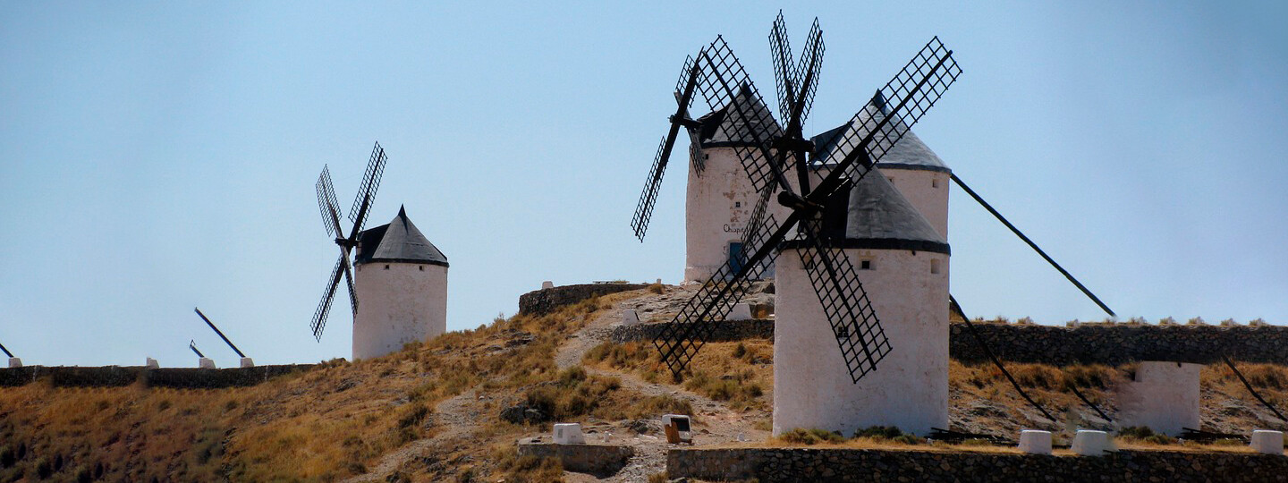 Tuulimyllyjä Kastilia La Mancha perinteisellä tuulimyllyjen alueella