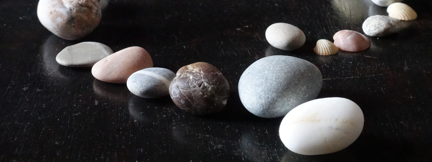 Kiviä tummalla alustalla ajatuskuplan muodossa.