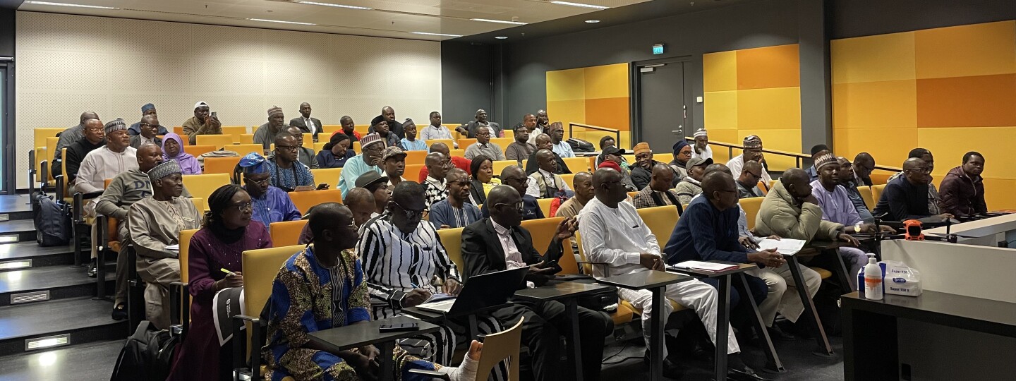 nigerialaisia tutkijoita koulutuksessa Turun yliopiston luentosalissa