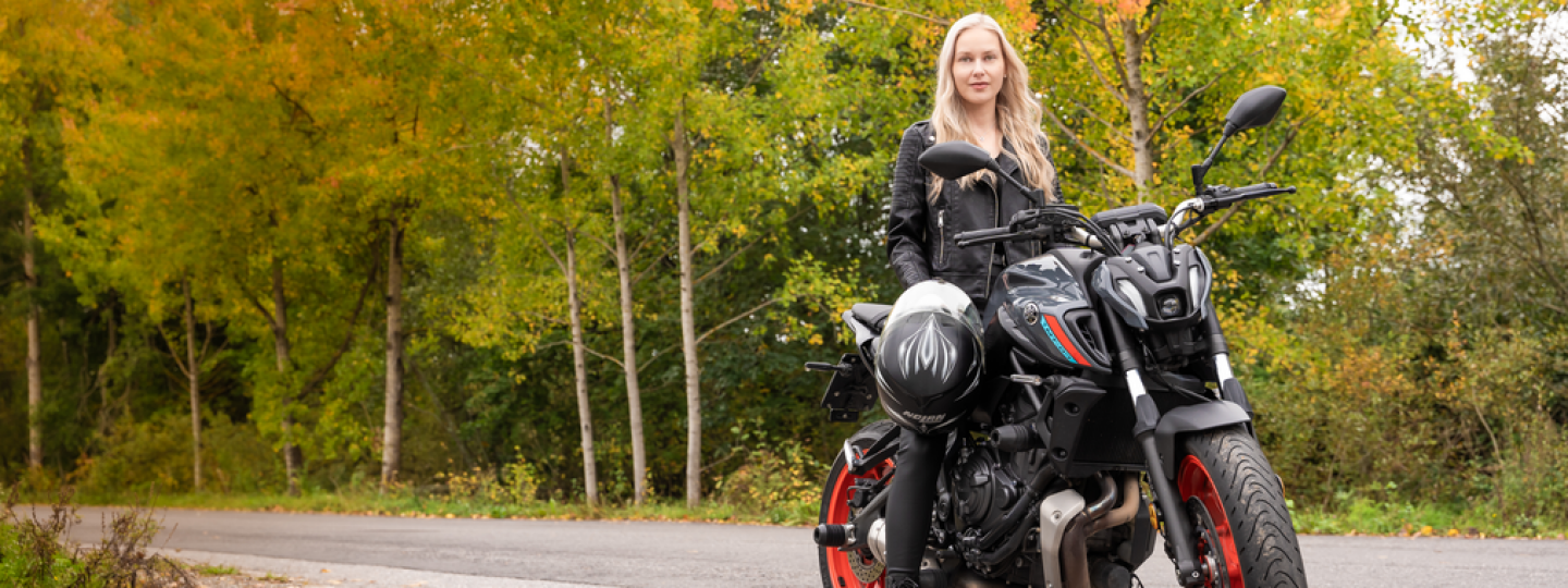 Jasmin Hannonen moottoripyörän selässä.