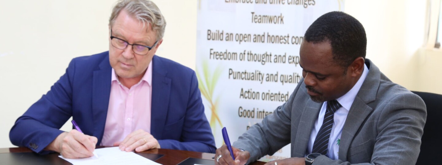 Rector Jukka Kola and Rector Mohammed Makame Haji sign a memorandum of understanding between the University of Turku and the State University of Zanzibar in February 2024