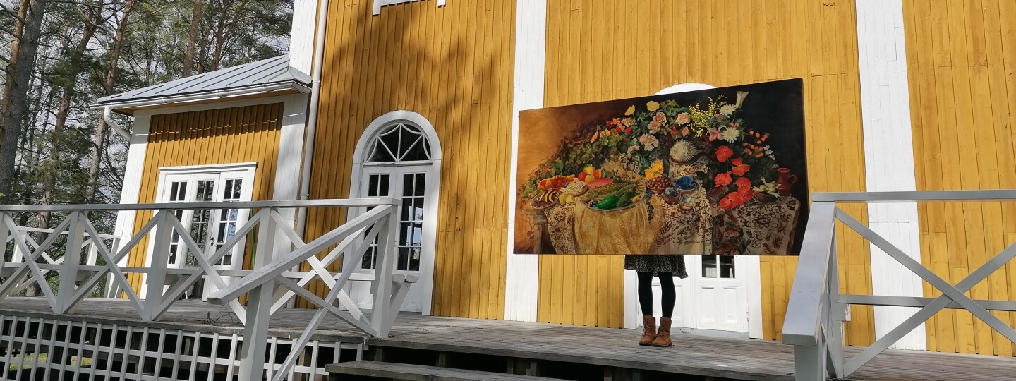 Kuvataiteilija Maria Leppänen esittelee Vanitas-maalaustaan Eurajoella kesäkoti Krikutillin edustalla.