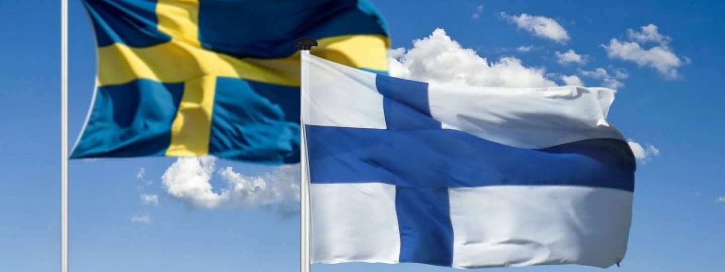 Ruotsin ja suomen liput taivasta vasten