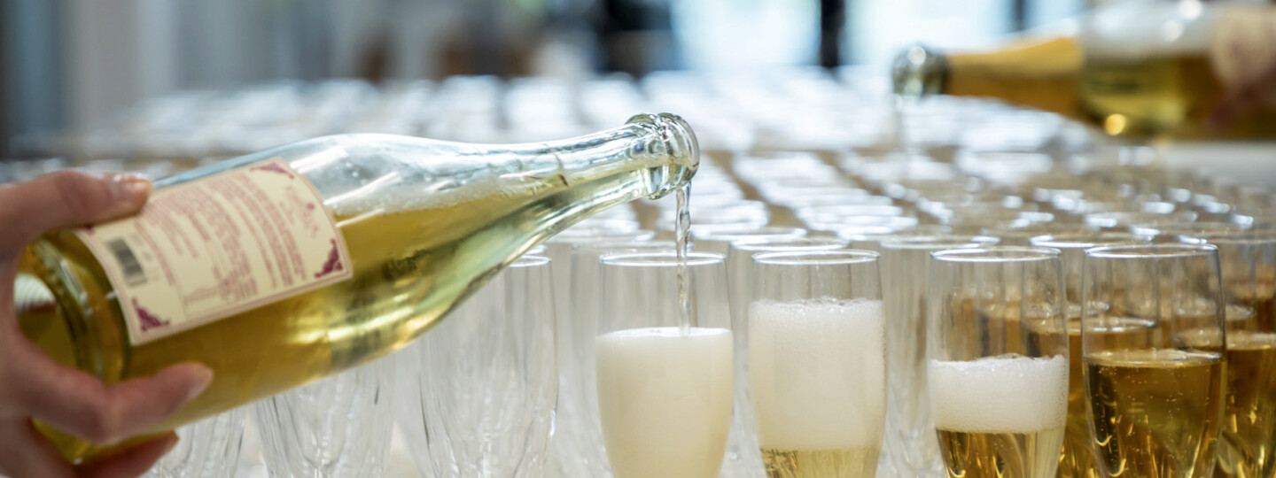 Kuohuviinipullo, josta kaadetaan laseihin