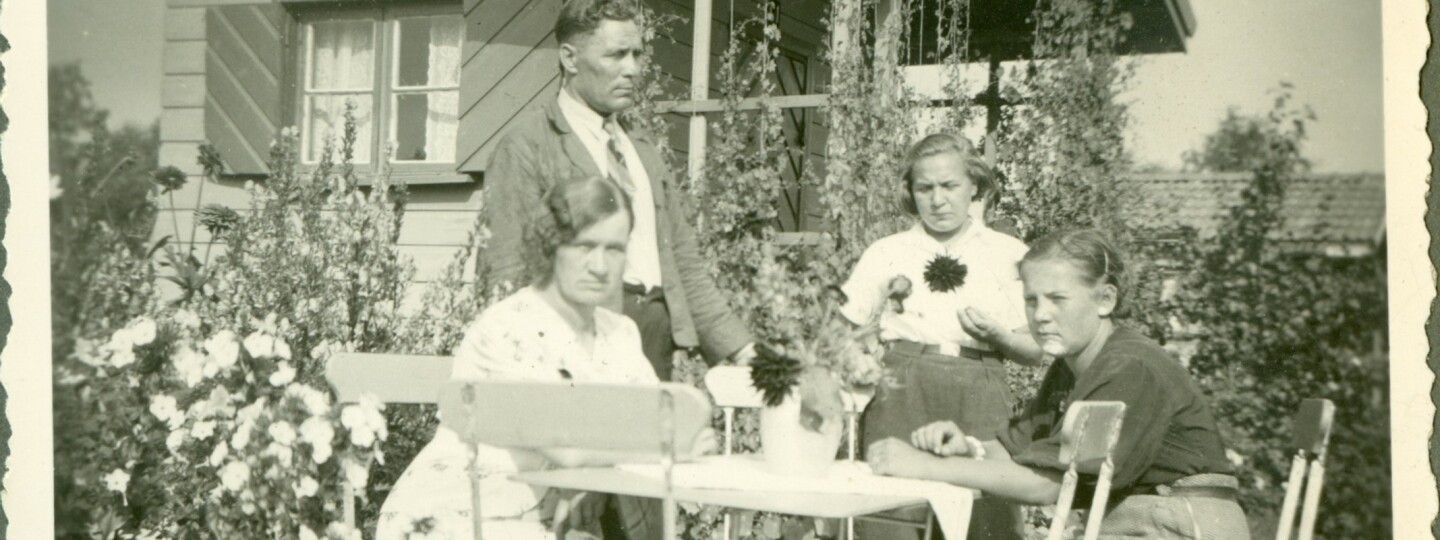 Kupittaan siirtolapuutarhan väkeä mökin pihassa vuonna 1938