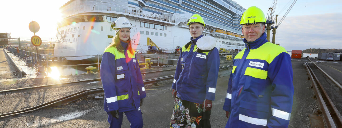 Katja Lankinen (vas.), Kalle Hautamäki ja Mika Hannula Meyerin telakalla.