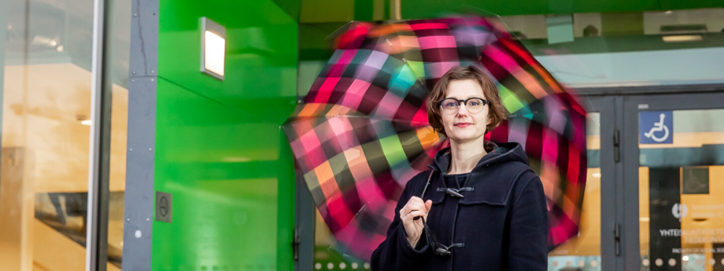 Kuvassa Mona Mannevuo sateenvarjon kanssa