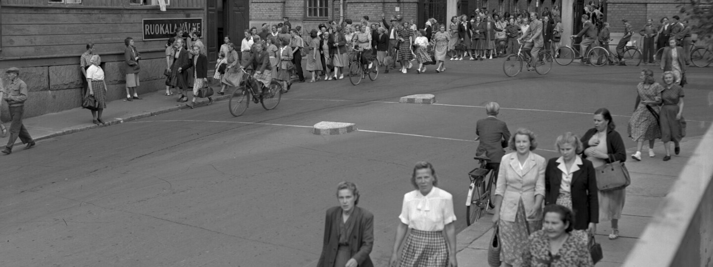 Suuri joukko naisia poistumasta Tampereen Finlaysonin tehtaalta 1950-luvulla.