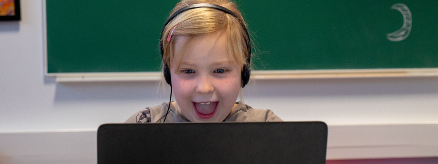 Lapsi käyttämässä ViLLE-oppimisalustaa tietokoneella.