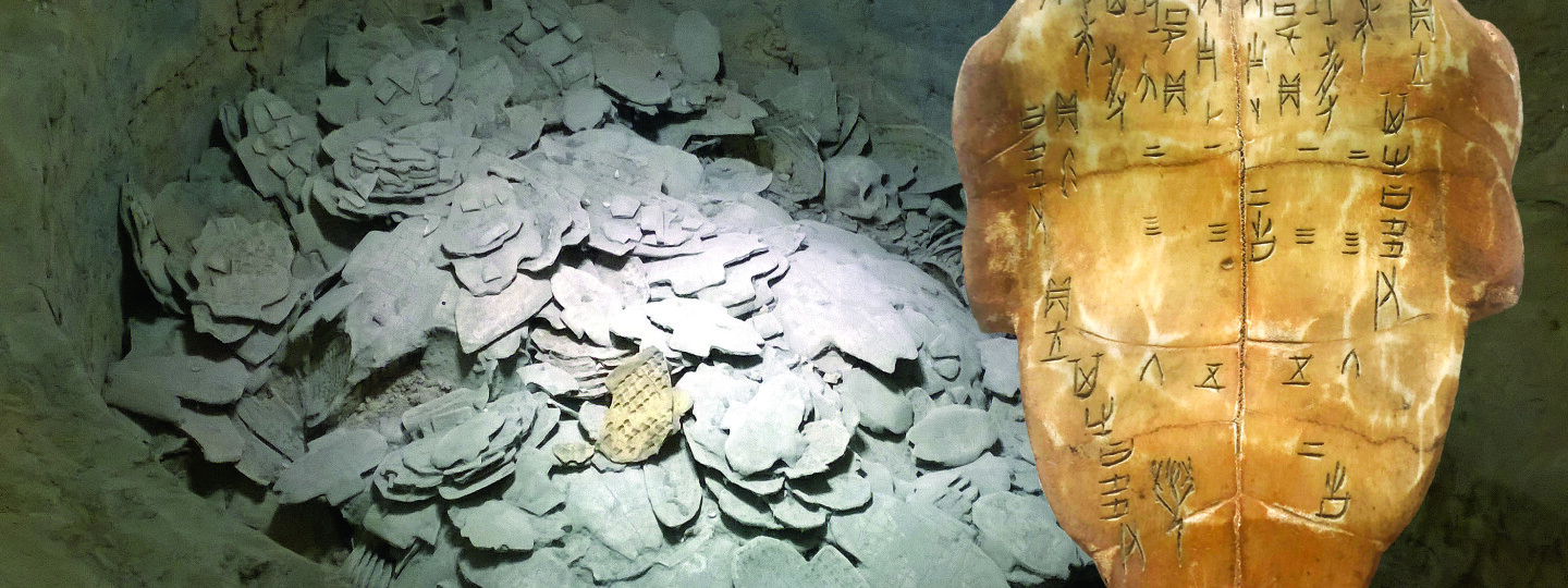 Kiinalaisin kirjoitusmerkein varustettu kilpikonnan vatsakilven jäljennös taustallaan 3000 vuotta vanhoja oraakkeliluita