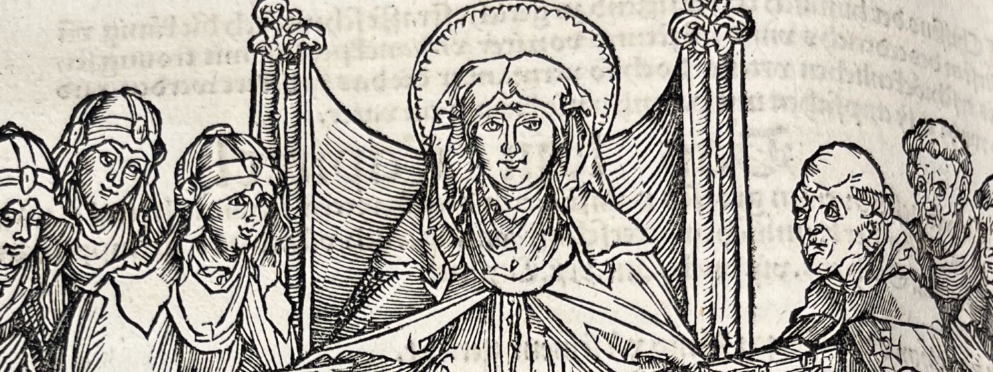 Sivu Pyhän Birgitan Revelationes-kirjasta, keskellä Pyhä Birgitta, taivahalla kaksi kruunupäistä hahmoa ja ympärillä sekalaista seurakuntaaenkeliä ja 