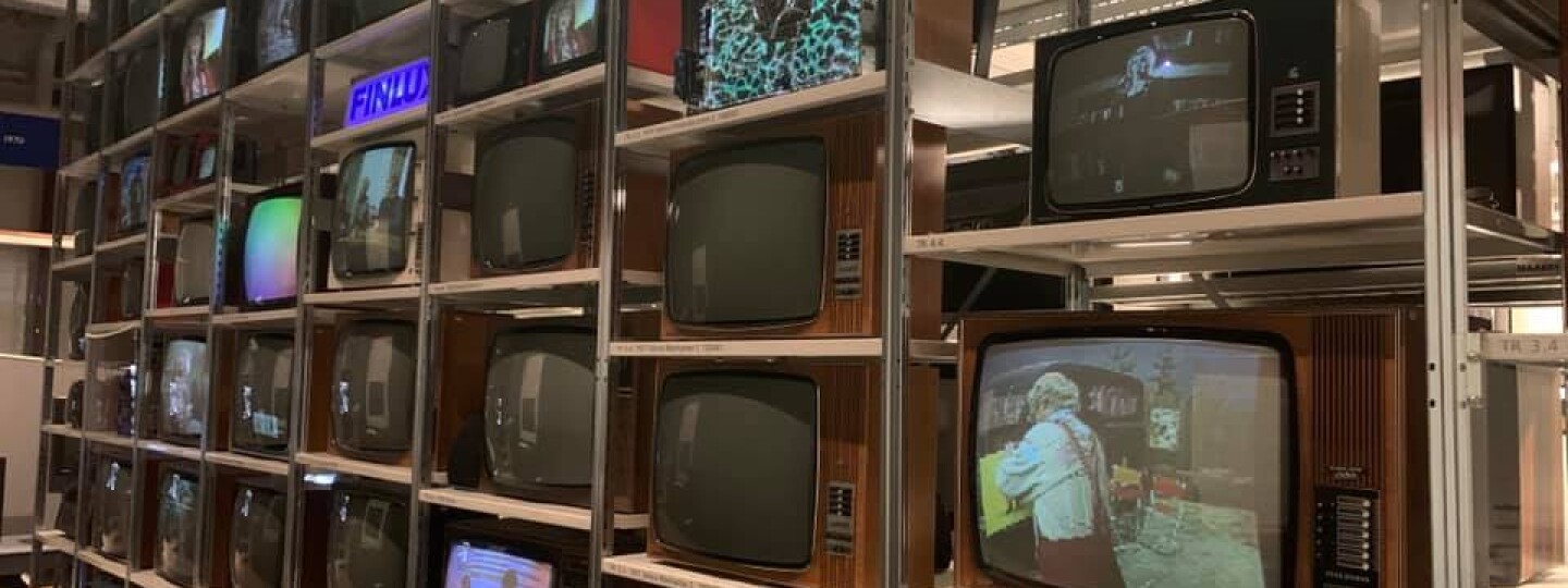 Vanhoja tv-vastaanottimia hyllyllä Salon elektroniikkamuseossa