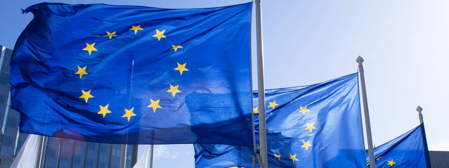 Kolme EU-lippua liehuu lipputangoissa.