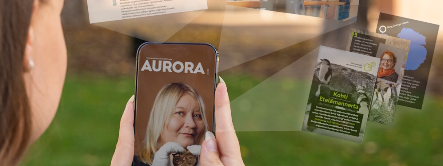 Kuvassa ihminen joka katsoo kännykällä Aurora-verkkolehteä.