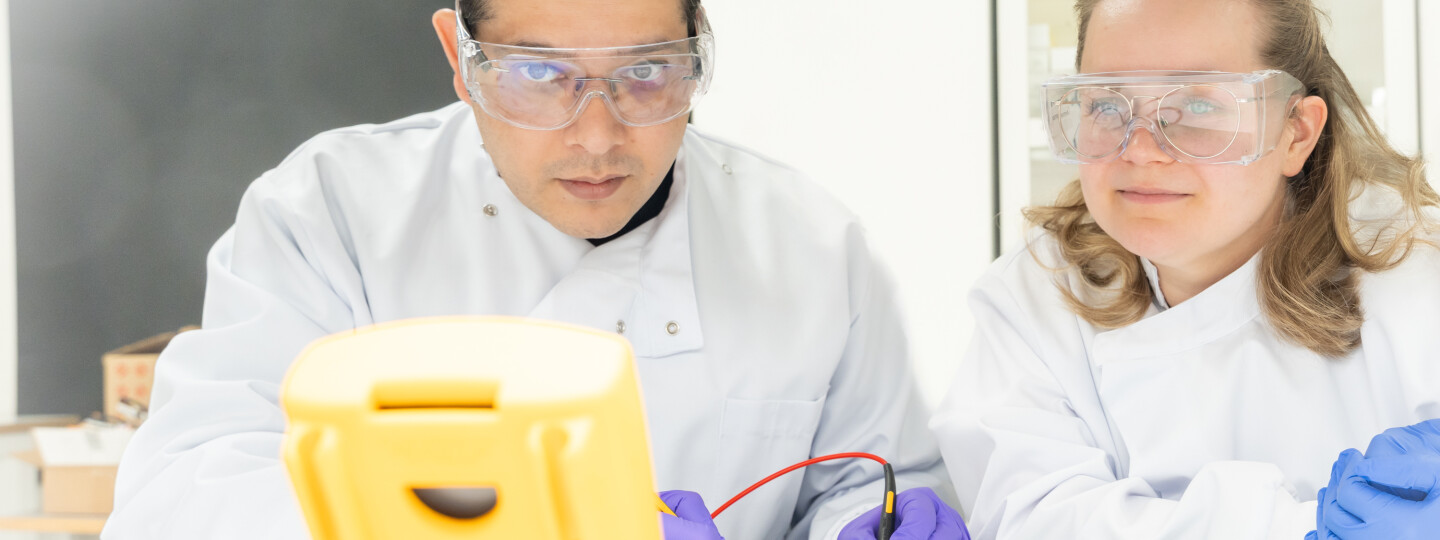 Vipul Sharma ja Anastasia Koivikko laboratoriossa.