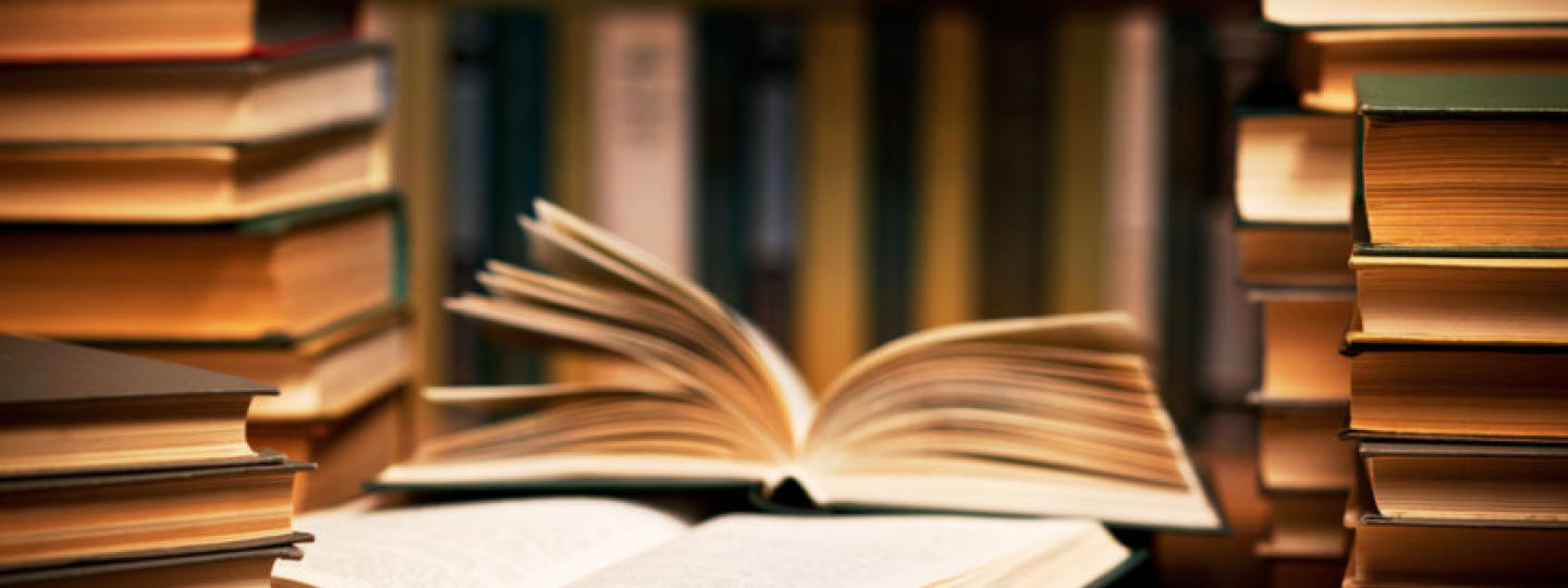 Kuvituskuva, kirjoja pinossa. 