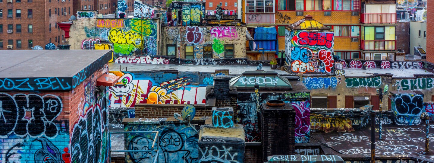 Graffiteja rakennusten katoilla ja seinillä New Yorkissa.
