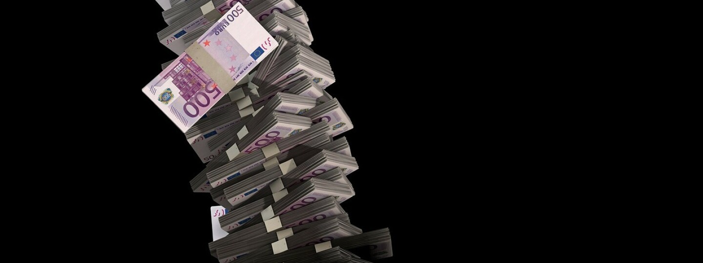 Mustaa taustaa varten pino 500 euron seteleitä.