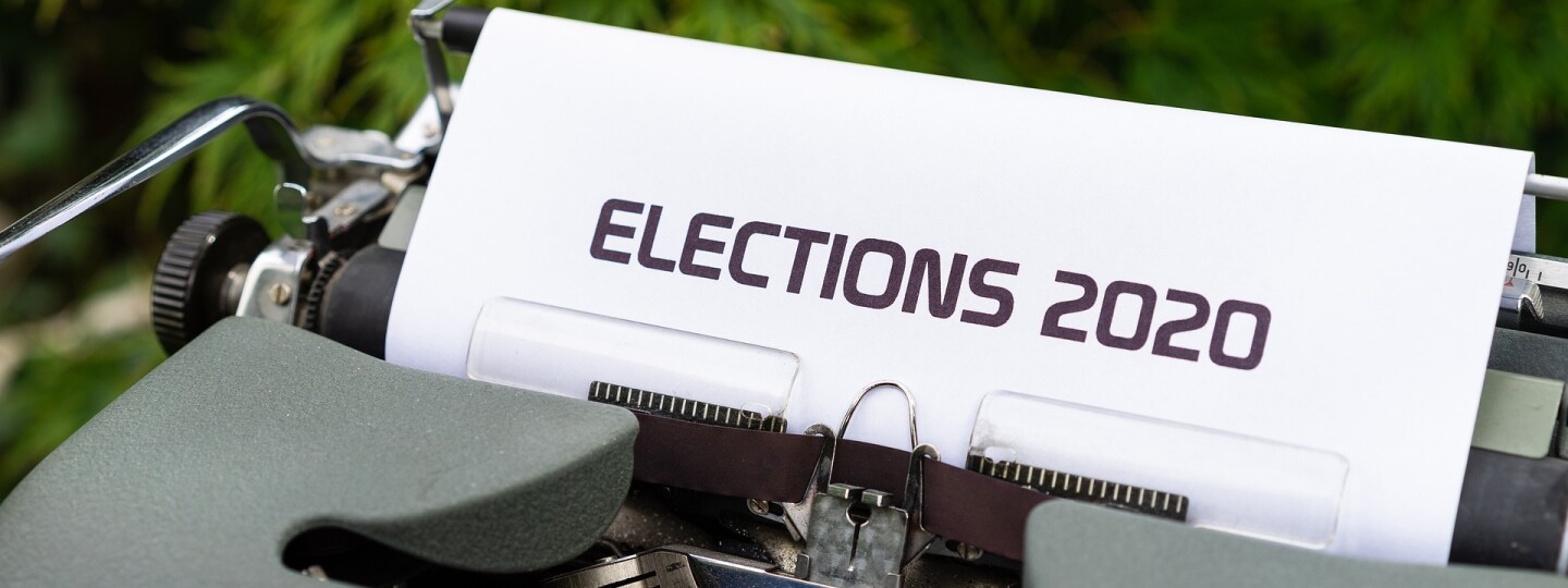 Kirjoituskone, jonka paperissa teksti Elections 2020