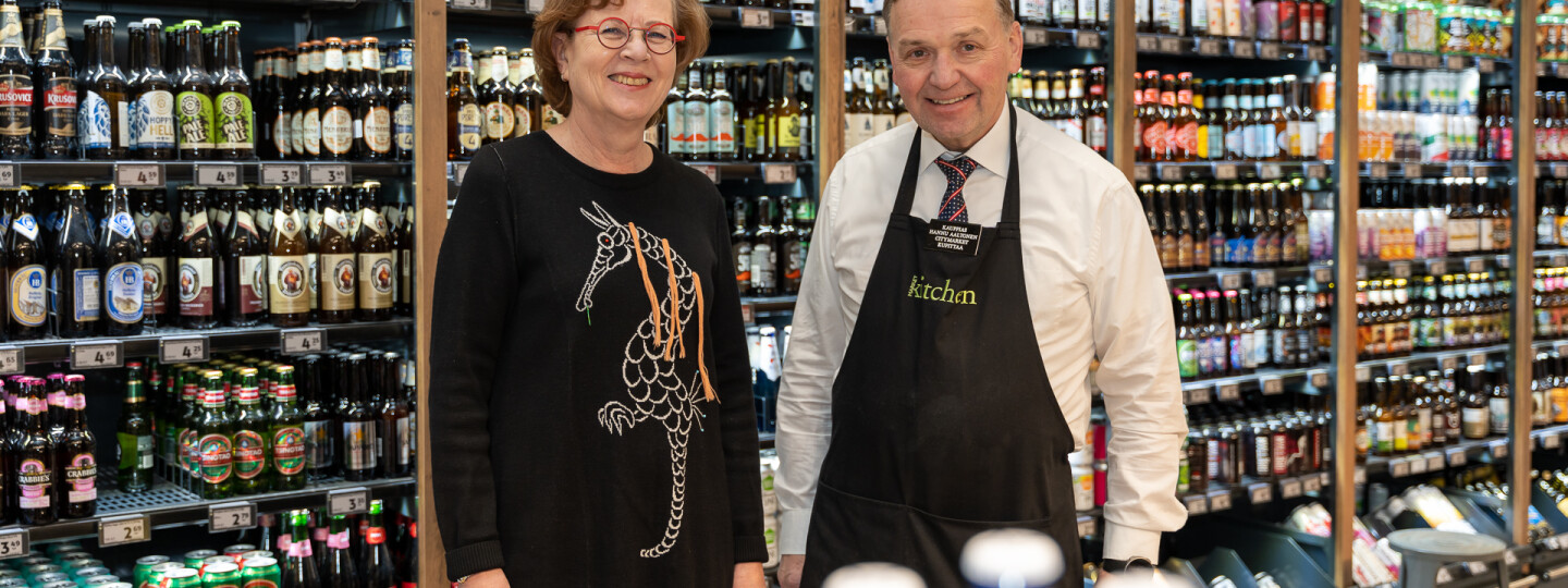 Professori Heli Marjanen ja kauppias Hannu Aaltonen Citymarket-myymälässä.