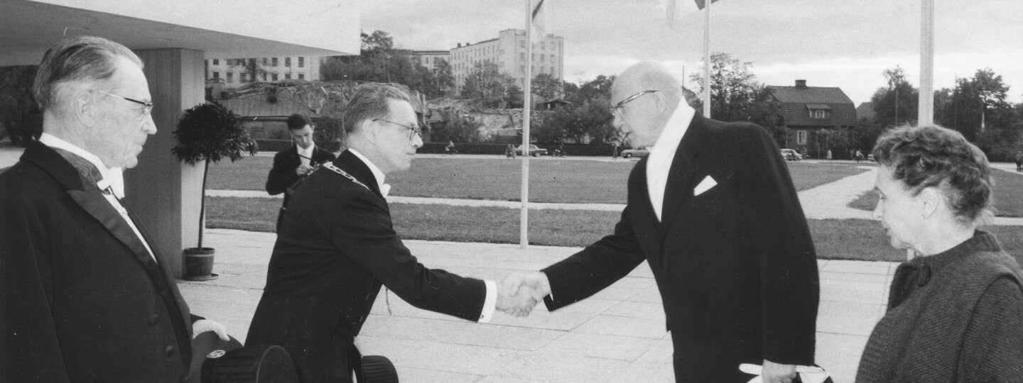 kauppakorkeakoulun uudisrakennuksen vihkiäisjuhlasta 1959. Kansleri Ikola ja rehtori Halme vastaanottivat presidentti Urho Kekkosen ja Sylvi Kekkosen. 