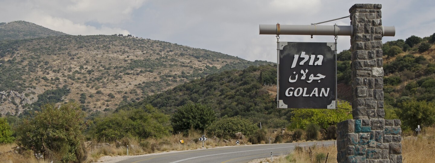 Maisemakuvassa Golanin kukkulat ja nimikyltti