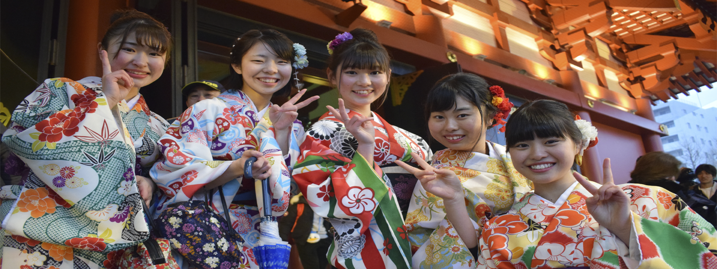 Viisi iloista naista yllään perinteisiä japanilaisia asuja.