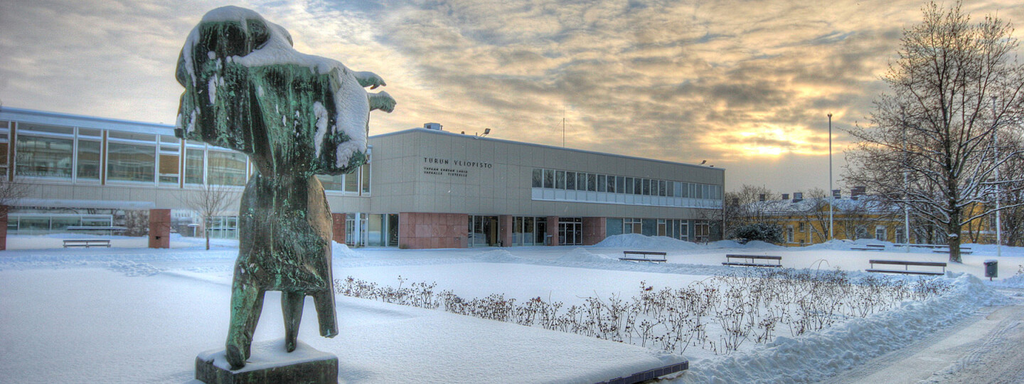 Genius-patsas Turun yliopiston kampuksen keskusaukiolla talvella