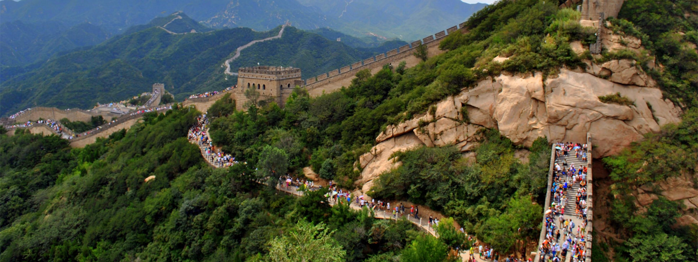 Kiinan muuri on yksi Kiinan suosituimmista matkailukohteista.