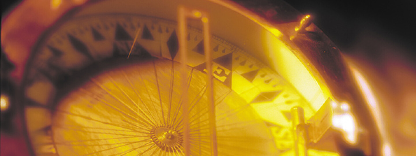 Osittainen kuva keltasävyisestä kompassista